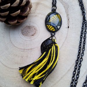 Collier tissu japonais, collier art déco, sautoir jaune, sautoir noir, collier métal noir, collier pompon, pompon jaune noir, collier pendentif ovale, bijou fille, bijou tissu japonais, bijou femme, bijou art déco, bijou jaune et noir